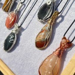 Atelier Pierres tressées au fil de cuivre